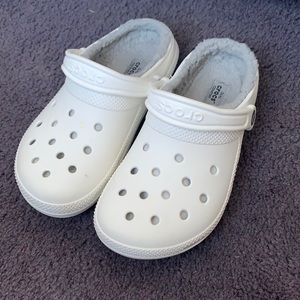 white fuzzy crocs